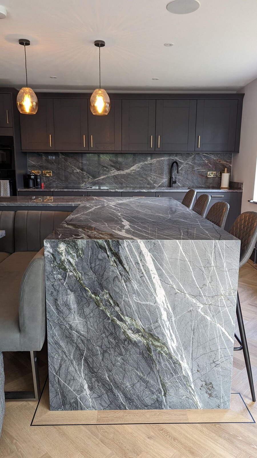 Waterfall-edge island in Crystos Quartzite with dramatic veining